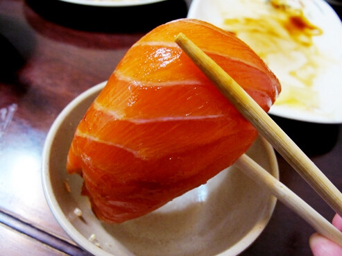 호불호 갈린다는 대만 초대형 연어 초밥.jpg_4.jpg