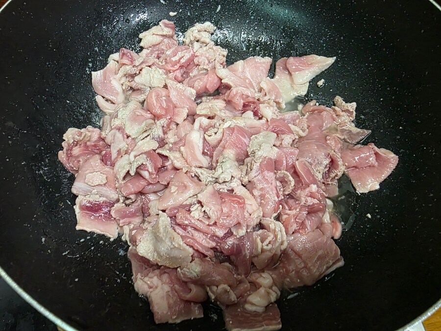 직장에서 3천원씩 걷어서 해먹는 점심 양파동그랑땡 미소돼지고기장국_3.jpg