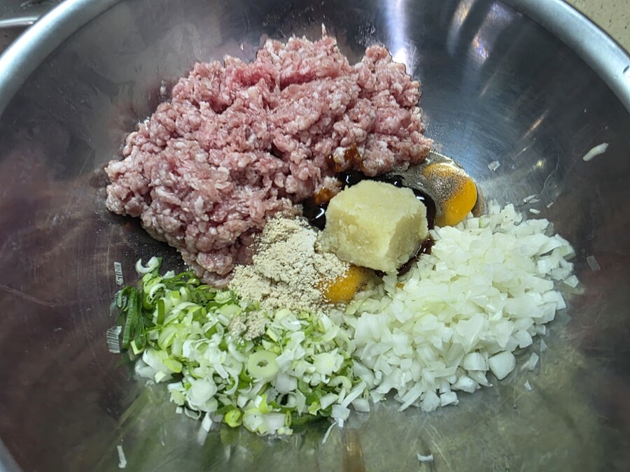 직장에서 3천원씩 걷어서 해먹는 점심 양파동그랑땡 미소돼지고기장국_5.jpg