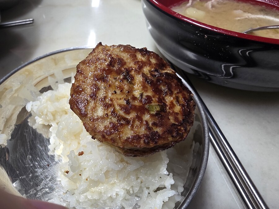 직장에서 3천원씩 걷어서 해먹는 점심 양파동그랑땡 미소돼지고기장국_11.jpg