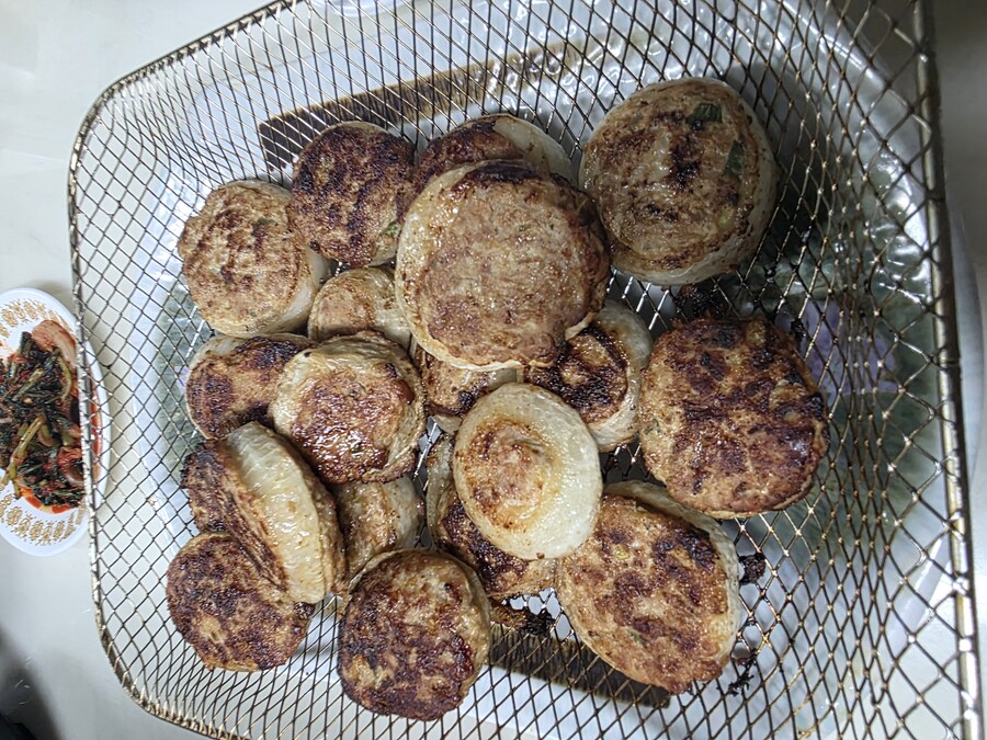 직장에서 3천원씩 걷어서 해먹는 점심 양파동그랑땡 미소돼지고기장국_10.jpg