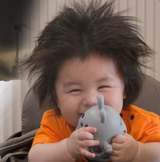 드디어 머리가 내려온 심형탁 아들_13.jpg