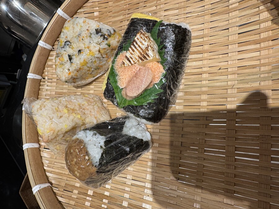 신세계 강남에서 사온 교토 오니기리 와 어찌 저찌 포장 해온 고디바 크레페_1.jpg
