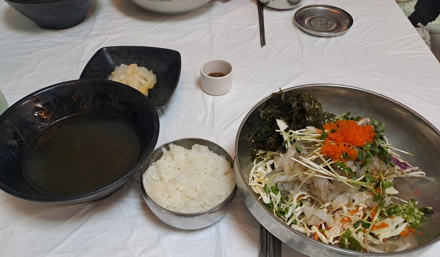 오늘 먹은 회덮밥_1.jpg