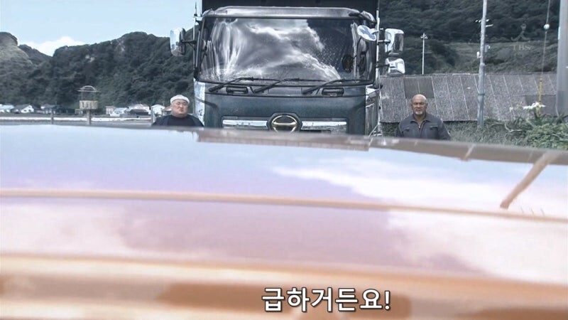 지나가던 유부녀를 습격하는 남자들_6.jpg