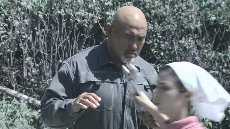 지나가던 유부녀를 습격하는 남자들_20.jpg