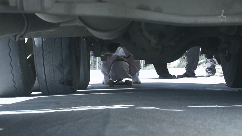 지나가던 유부녀를 습격하는 남자들_25.jpg