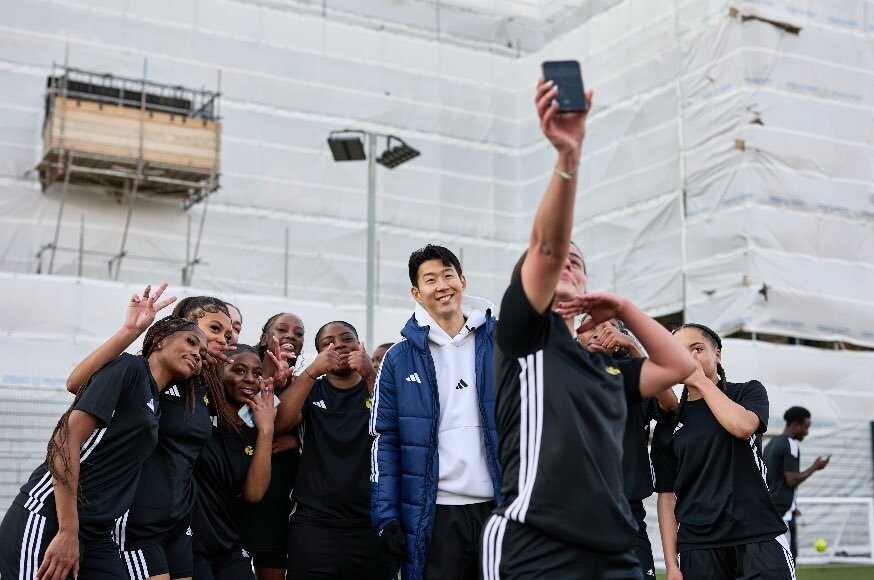 영국 고등학교에 손흥민이 나타나자 학생들 반응 ㅋㅋㅋㅋ_6.jpg