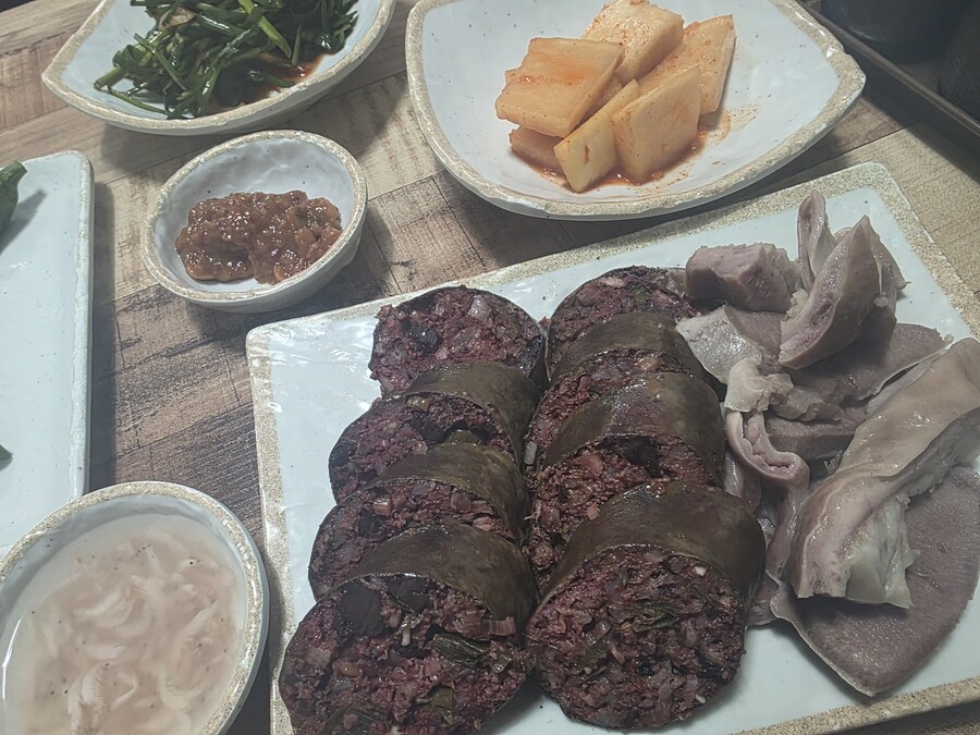 초저녁부터 동네사람들 술판 벌이는 순대국집_3.jpg