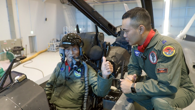 국군의날 기념) KF-21에 기승한 어느 공군 원로._1.webp