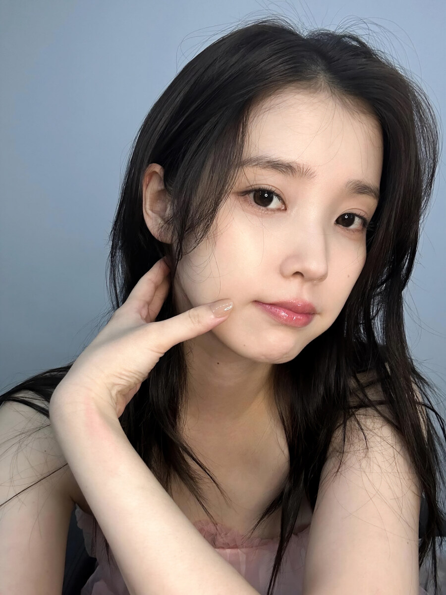 2025.10.01 아이유 인스타그램 사진 보정_9.jpg