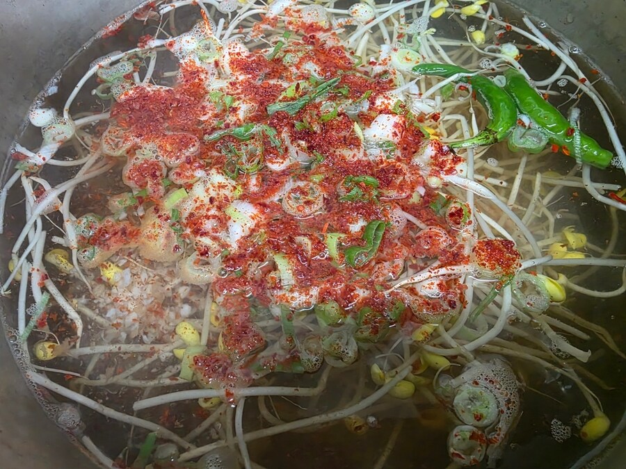 직장에서 3천원씩 걷어서 해먹는 점심 돈까스 대파김치볶음밥_13.jpg