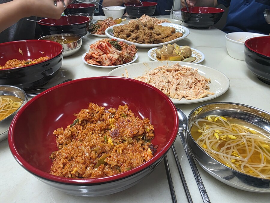 직장에서 3천원씩 걷어서 해먹는 점심 돈까스 대파김치볶음밥_18.jpg