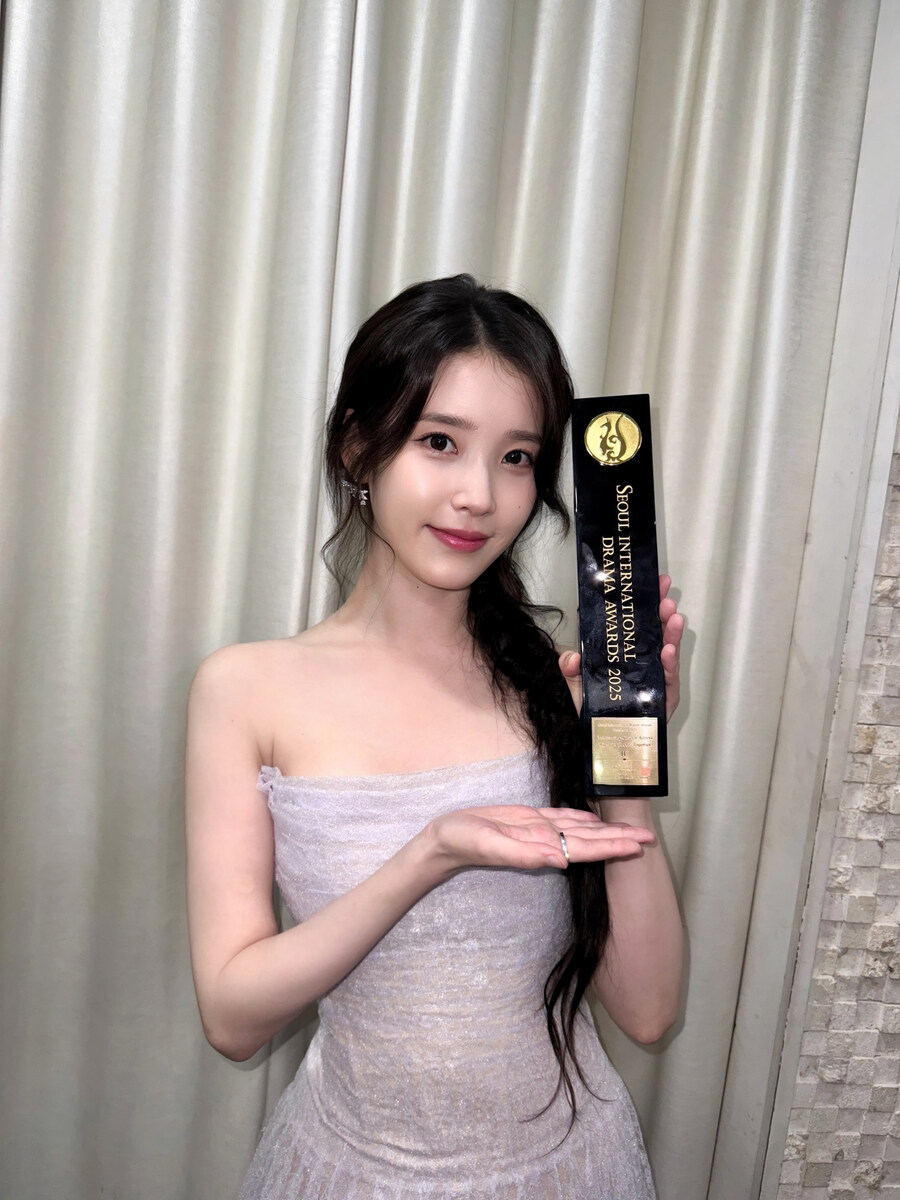 [IU] 서울드라마어워즈 2025🏆 K-드라마 부문 여자 연기상 사진 보정_1.jpg