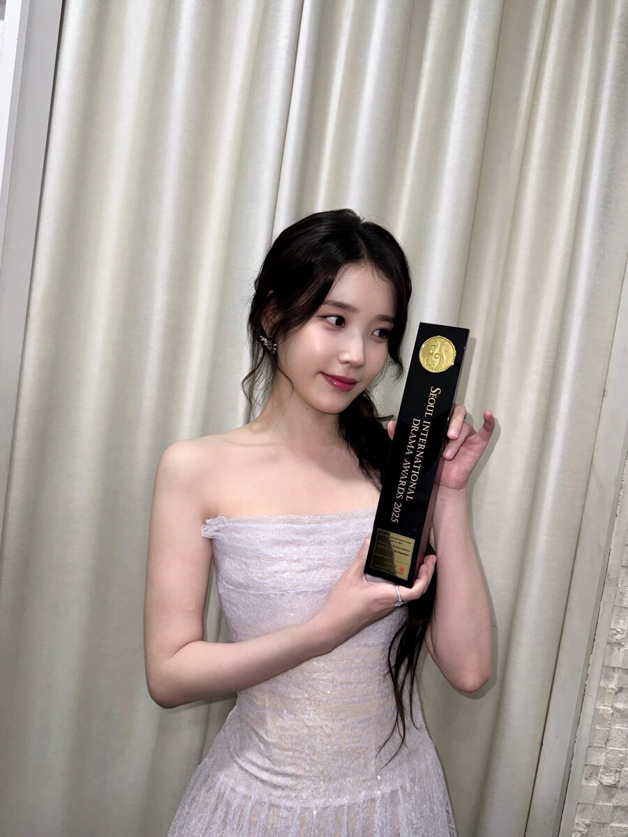 [IU] 서울드라마어워즈 2025🏆 K-드라마 부문 여자 연기상 사진 보정_3.jpg