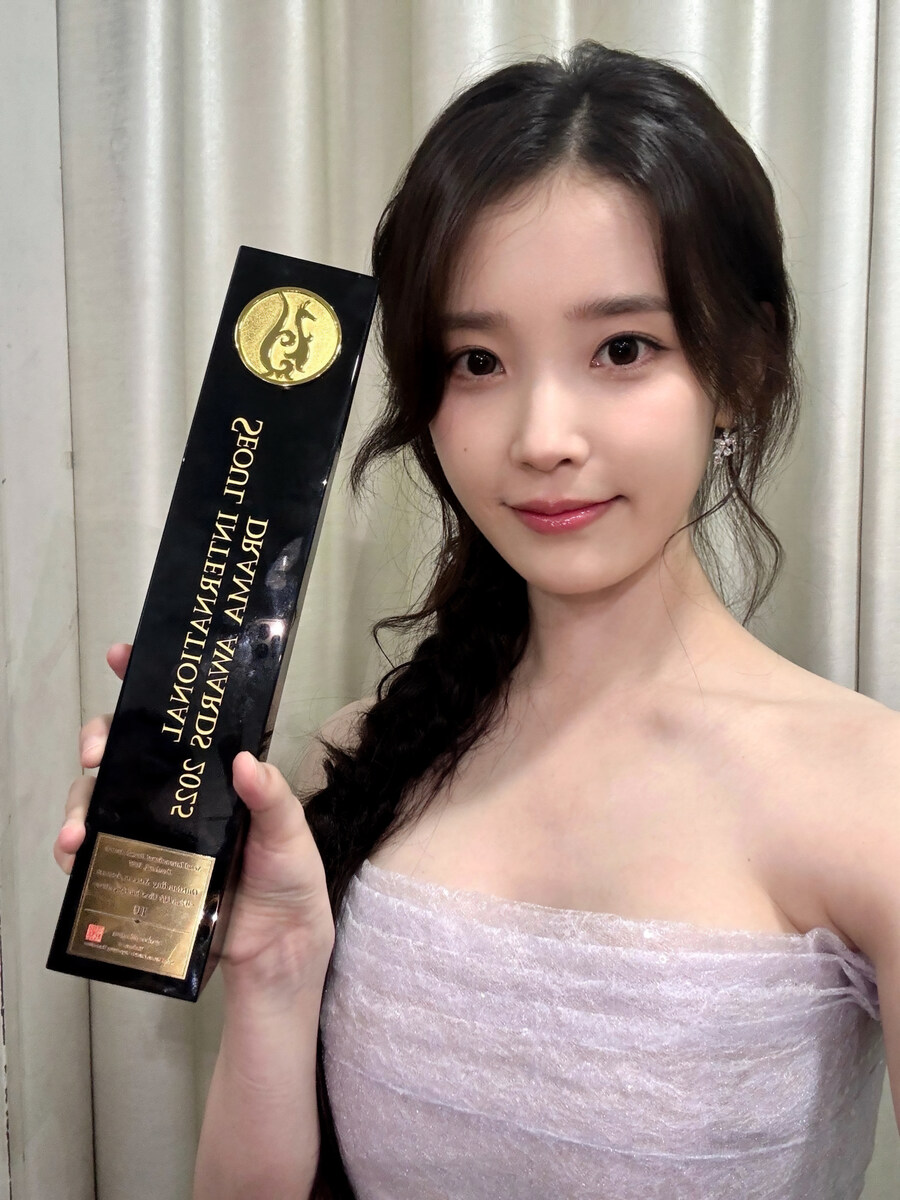 [IU] 서울드라마어워즈 2025🏆 K-드라마 부문 여자 연기상 사진 보정_4.jpg