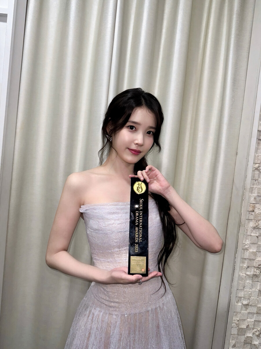 아이유 여자연기자상 수상 “나의 애순이, 엄마 사랑해”_2.jpg