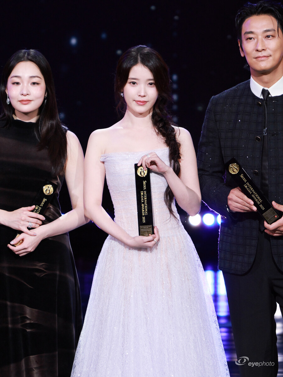 2025.10.02 서울드라마어워즈 아이유(eyephoto)_20.jpg