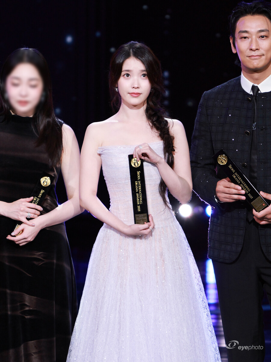 2025.10.02 서울드라마어워즈 아이유(eyephoto)_21.jpg