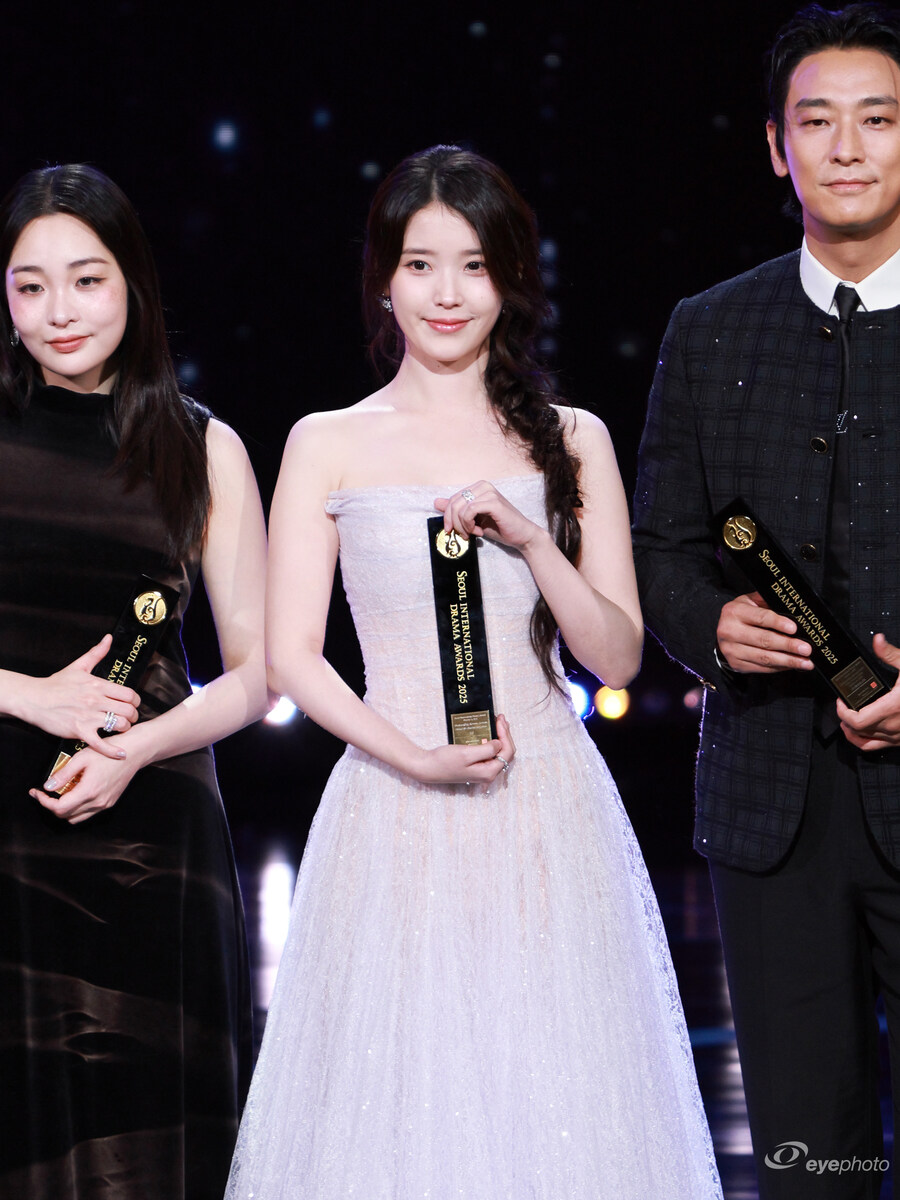 2025.10.02 서울드라마어워즈 아이유(eyephoto)_23.jpg