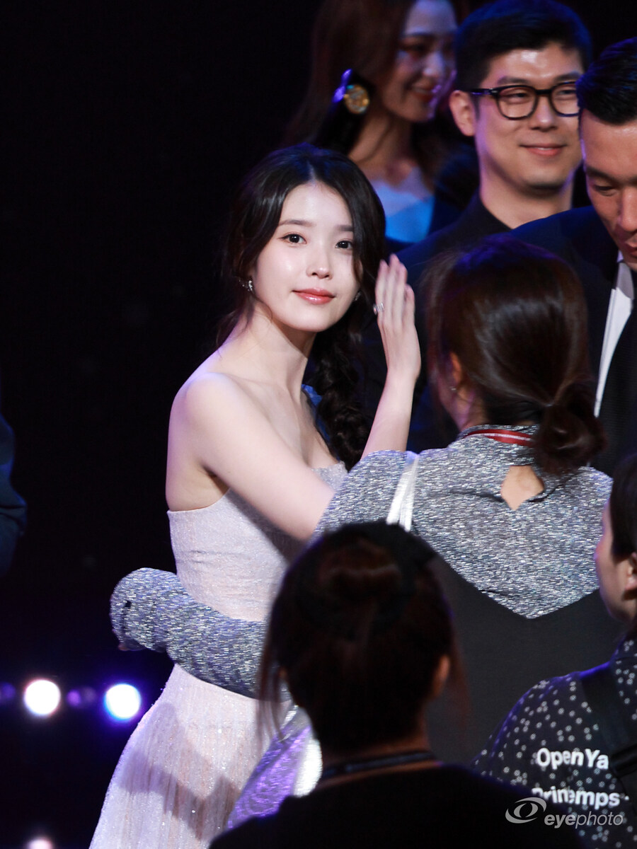 2025.10.02 서울드라마어워즈 아이유(eyephoto)_30.jpg