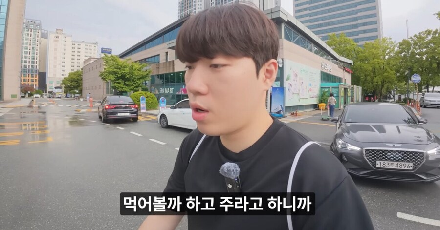 바나나 우유 사려는데 현금없다니까 나가서 사먹으라는 사장님_2.jpg