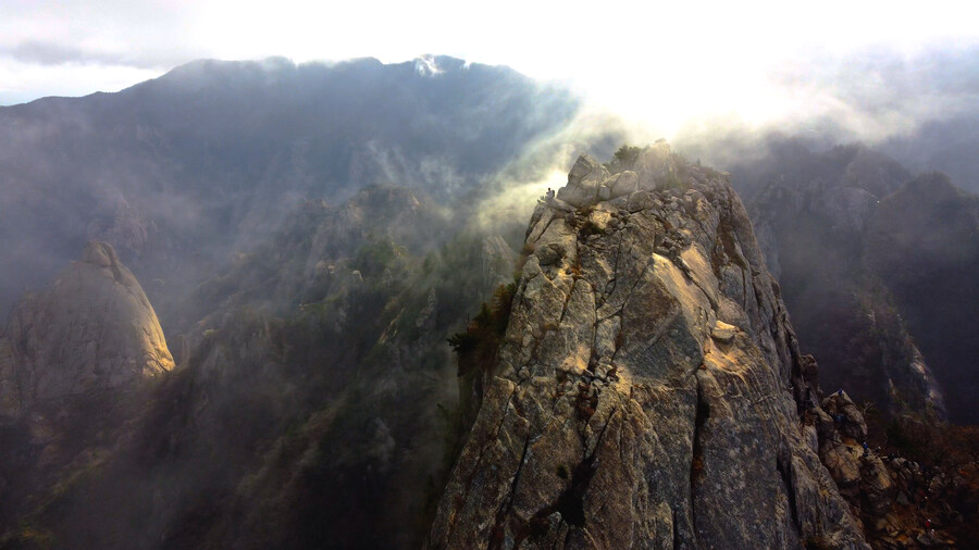 공룡능선 절벽에서 뛰어내리면서 촬영을 해봤습니다 9:50 운해영상을 즐겨보세요!_21.jpg