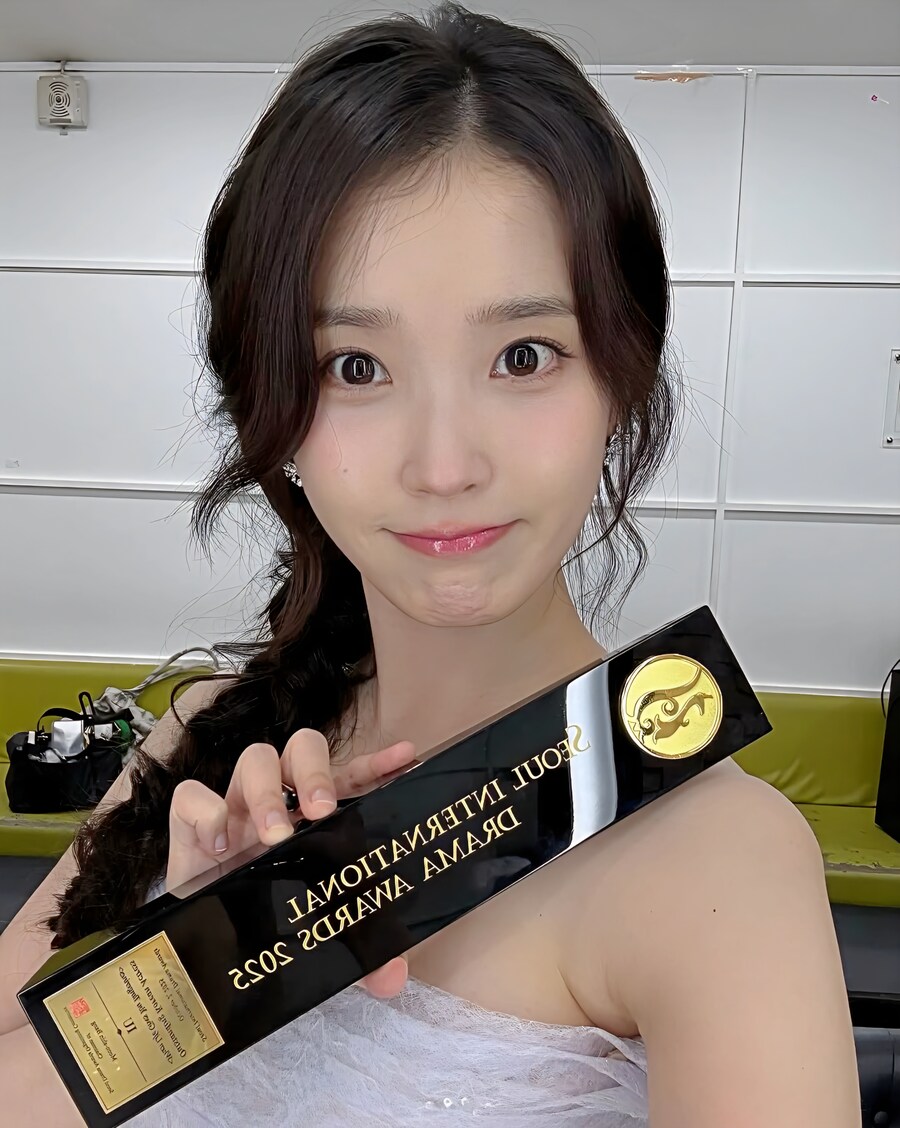 2025.10.06 아이유 인스타그램(서울드라마어워즈 비하인드)_10.jpg
