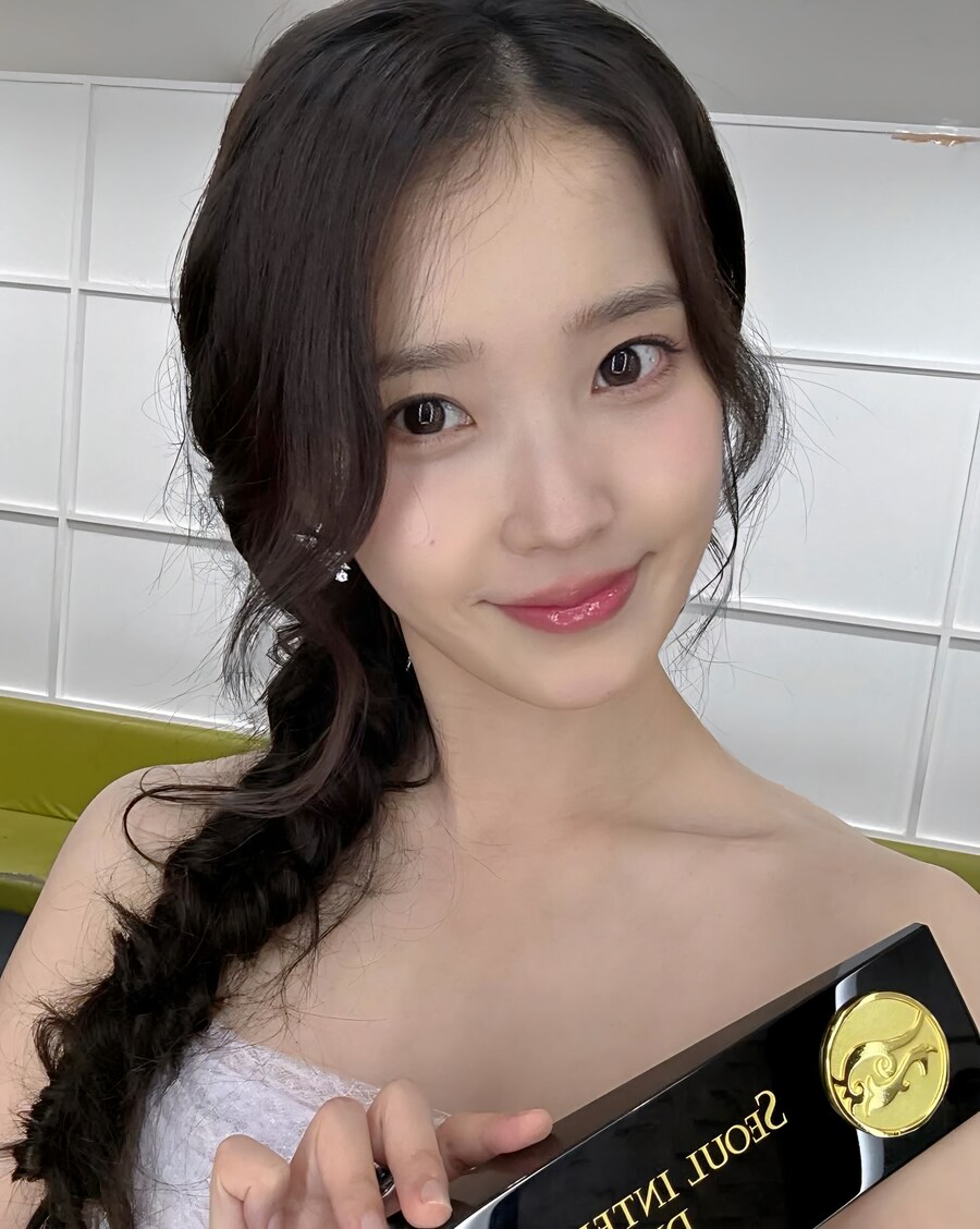 2025.10.06 아이유 인스타그램(서울드라마어워즈 비하인드)_11.jpg