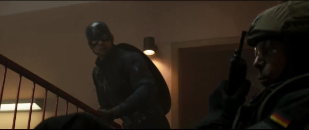 [MCU]무전기를 박살내는 캡틴 아메리카_1.jpg