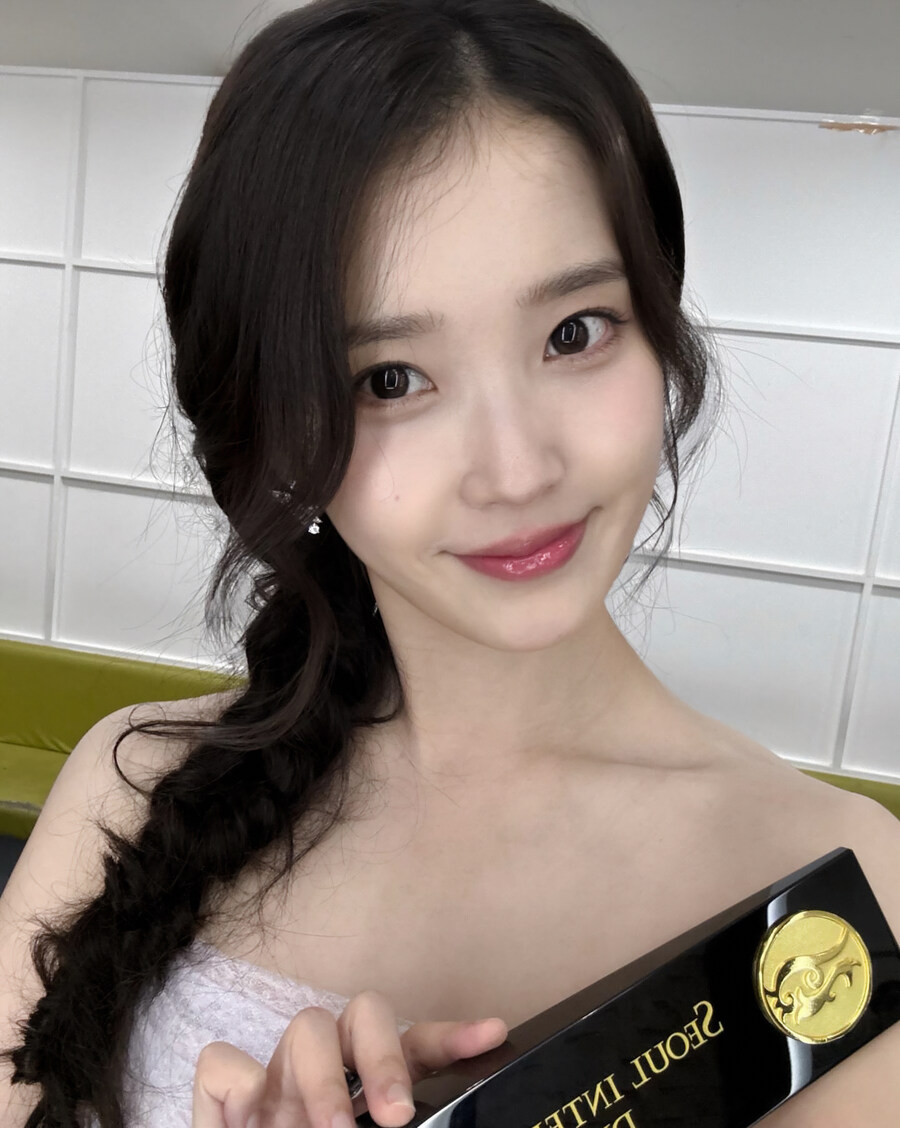 2025.10.06 아이유 인스타그램 사진 보정_9.jpg