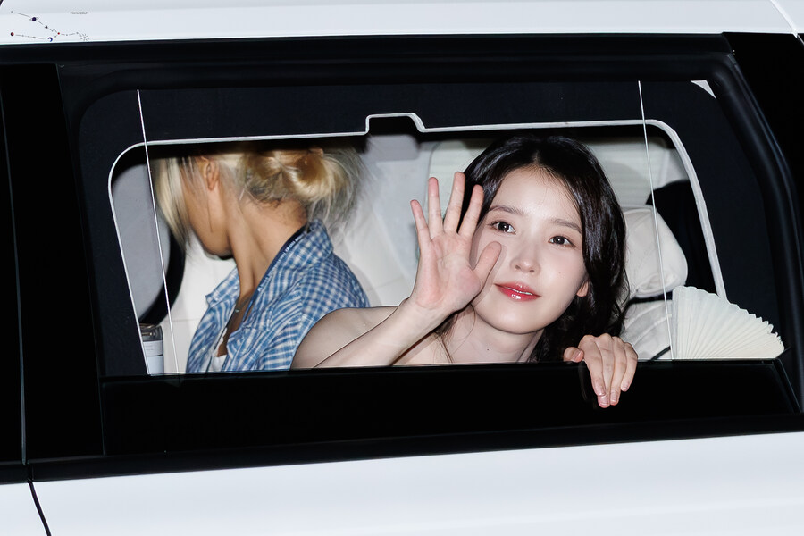 2025.10.02 서울드라마어워즈 아이유 퇴근길(땡촐이)_7.jpg