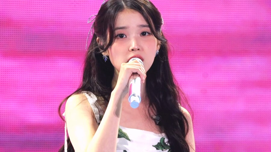 아이유 천년의 신곡 아이컨택_2.jpg