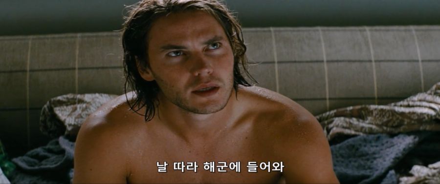 영화속 정신못차리는 동생을 해군에 강제로 입대시키는 형_14.jpg