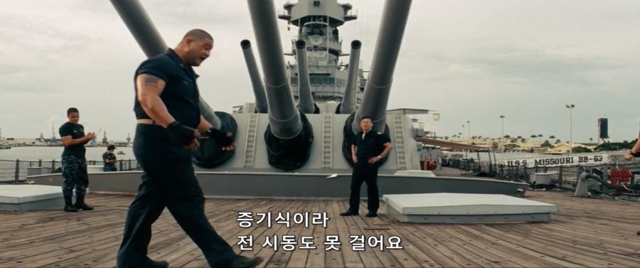 영화속 퇴역 군함선으로 외계인 함대를 박살내다_4.jpg