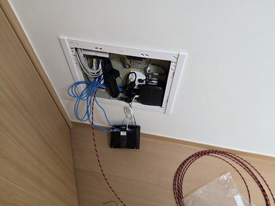 집 전기배관에 물이차있는건 무슨상황이지_1.jpg