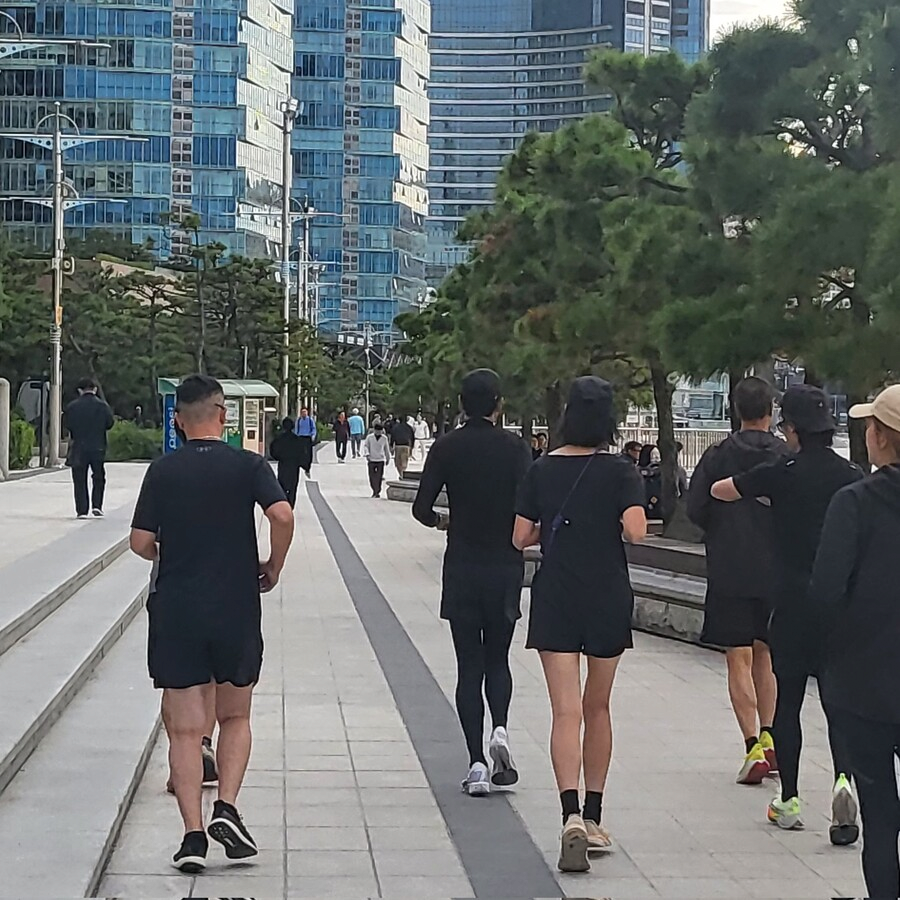 한국 팬이 사진 요청하자 만류에도 직접 찍어줬다는 주윤발_3.png