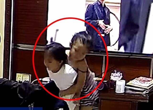 목에 사탕 걸린 3살 어린이.gif_1.jpg