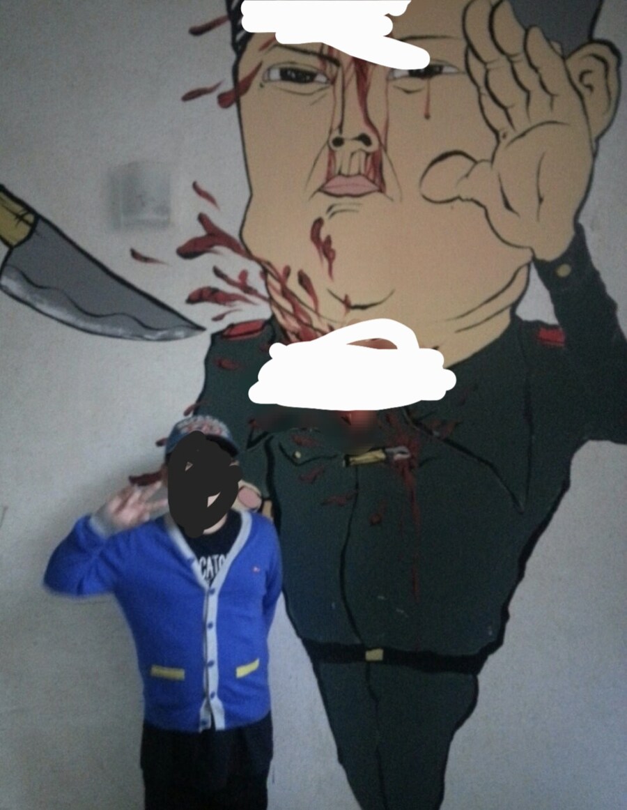 혐오주의) 군부대 갔다가 봤었던 김정은 벽화.jpg_1.jpg