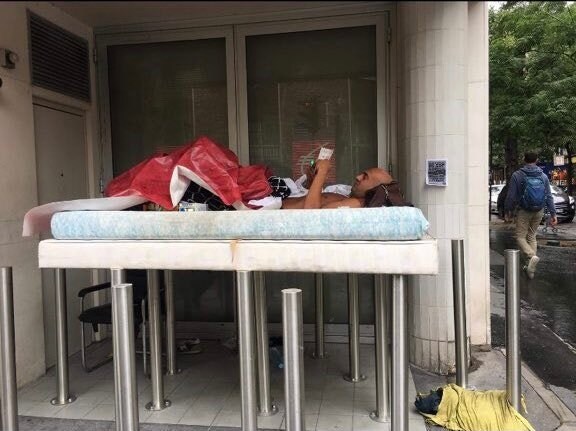 노숙자 때문에 골치 아프던 건물주의 대책_3.jpg