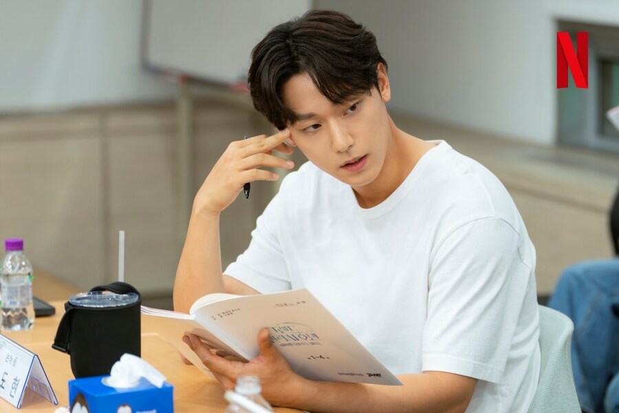 [넷플릭스] '그랜드 갤럭시 호텔' 대본 리딩 현장 공개_2.jpg