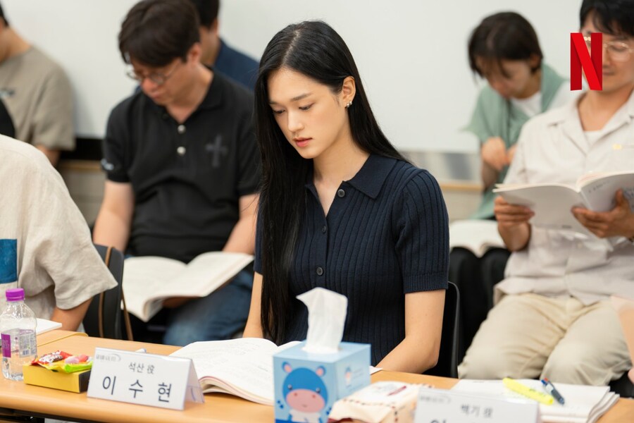 [넷플릭스] '그랜드 갤럭시 호텔' 대본 리딩 현장 공개_5.jpg