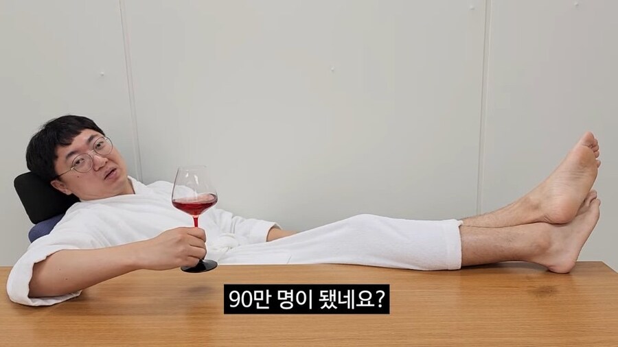 90만 구독자 기념 겸손인터뷰 진행한 충주맨_3.jpg