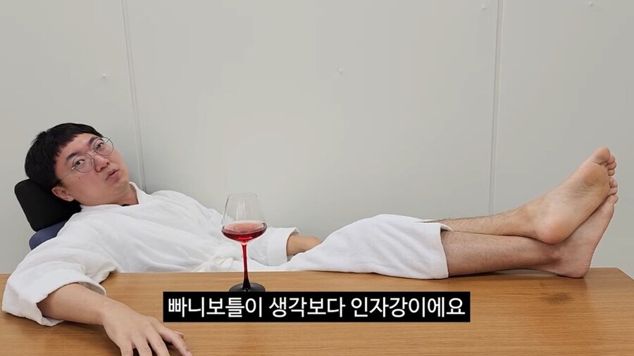 90만 구독자 기념 겸손인터뷰 진행한 충주맨_32.jpg