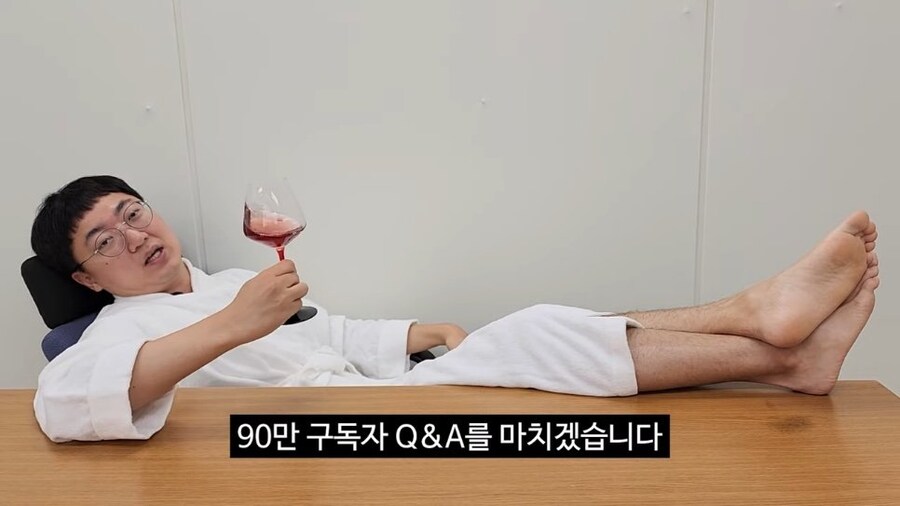90만 구독자 기념 겸손인터뷰 진행한 충주맨_45.jpg