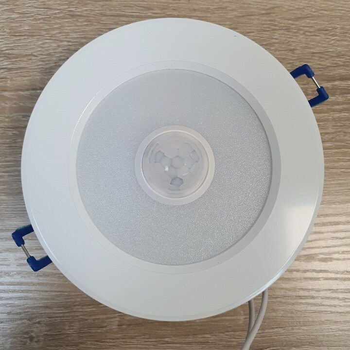 집 천장에 주먹만한 구멍을 뚫었습니다_2.jpg