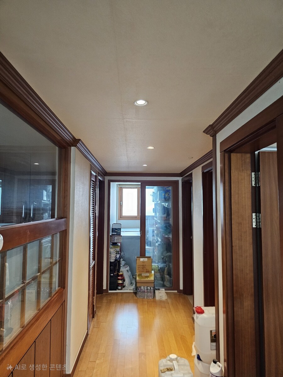 집 천장에 주먹만한 구멍을 뚫었습니다_5.jpg