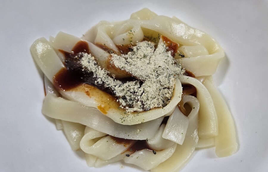 [신제품] 농심 생생 납작 떡볶이면_5.jpg