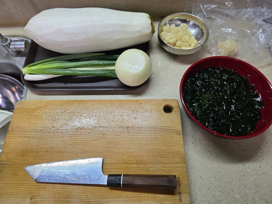 직장에서 3천원씩 걷어서 해먹는 크리스피삼겹살 무생채_1.jpg