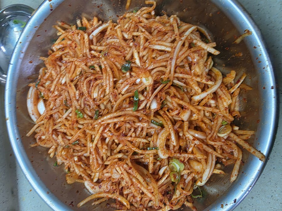 직장에서 3천원씩 걷어서 해먹는 크리스피삼겹살 무생채_3.jpg